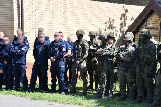Policjanci szkolą żołnierzy wojska polskiego i strażników granicznych